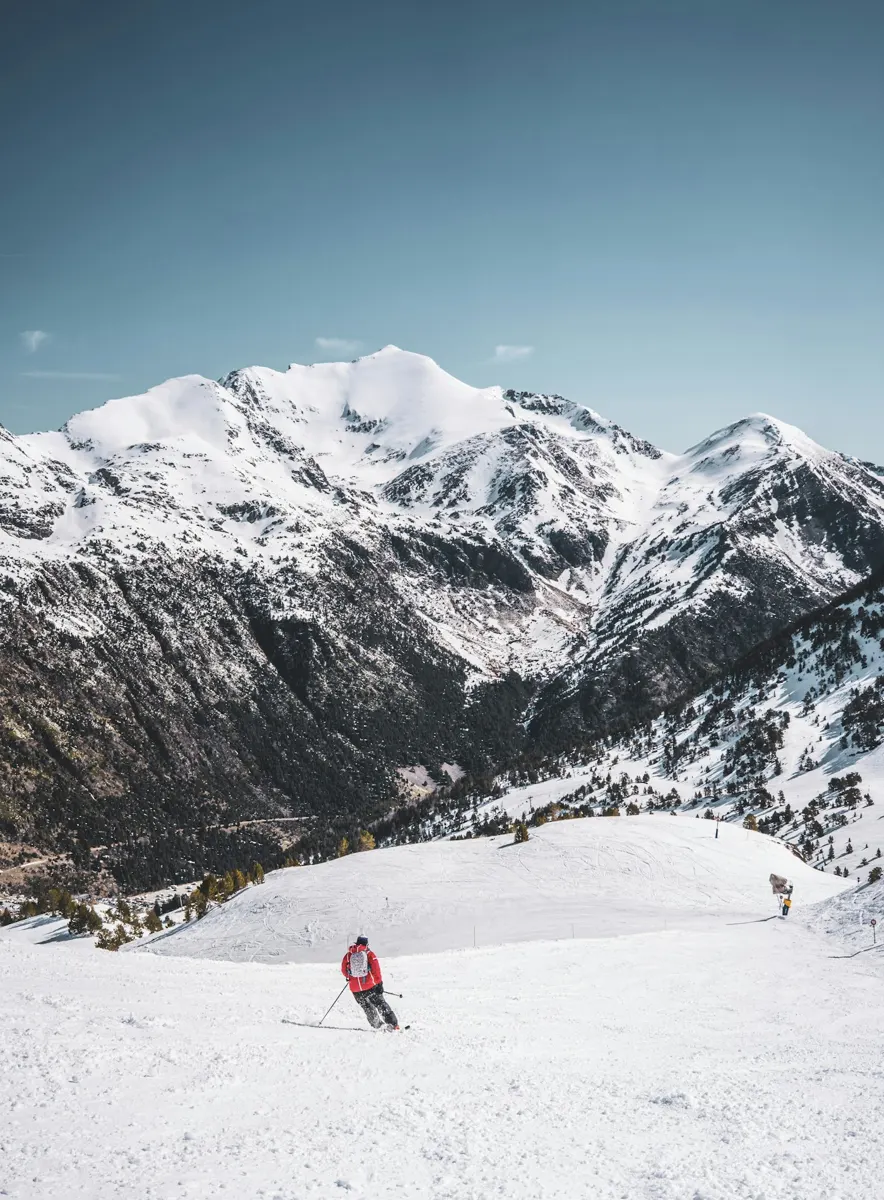 Skieur sur les pistes enneigées des Pyrénées